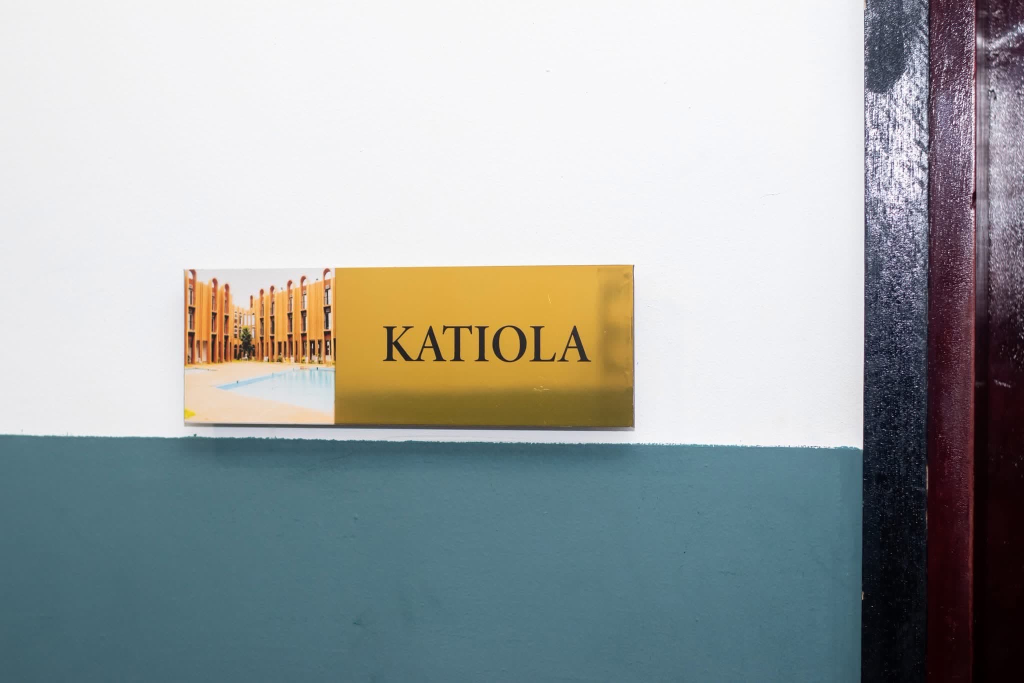 Plaque dorée de la chambre Katiola