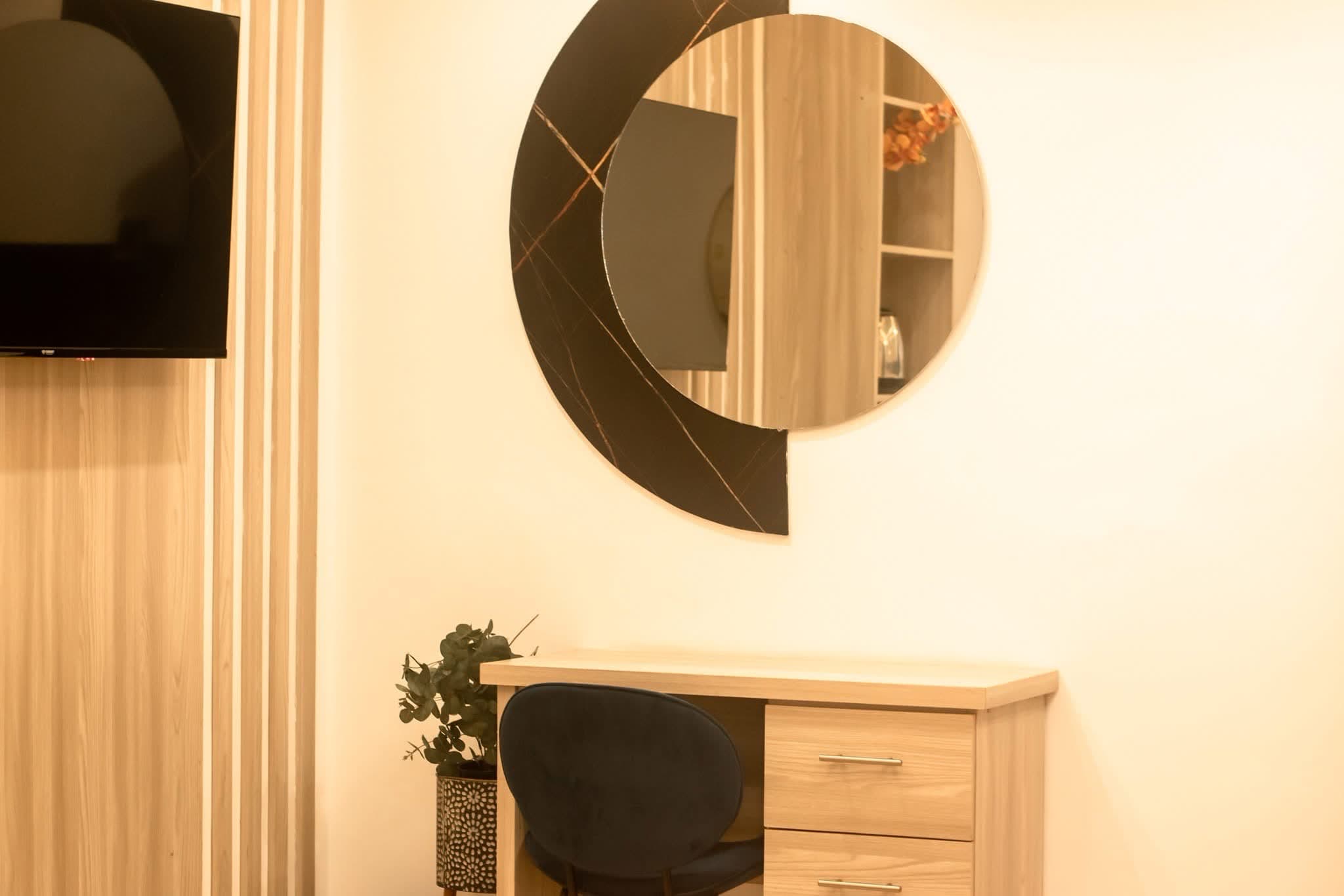 Coiffeuse et miroir croissant en marbre noir
